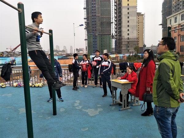 湖南梓山湖学仿真体育中考 让学子赢在起跑线