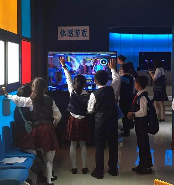 韩端科技携手前海港湾学校体验机器人编程