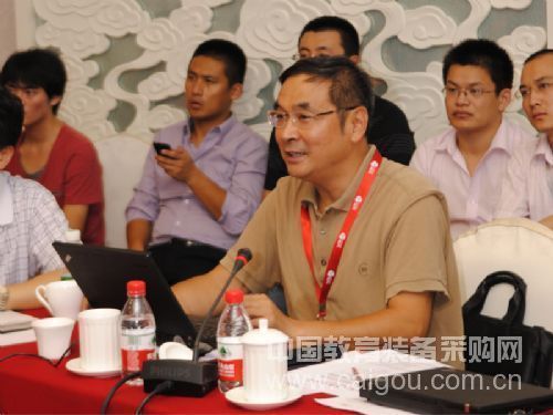图为北航虚拟现实重点实验室主任沈旭坤