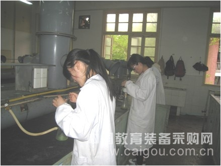 以高素質團隊培育高素質人才——專訪湖南師范大學化學化工實驗教學中心何紅運