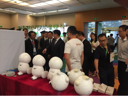 Keeko机器人上海峡图书交易会 高部长点赞