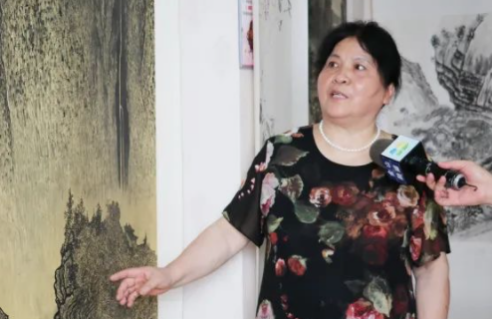 有梦想什么时候都不晚，70岁奶奶拿到美院书画双学位！