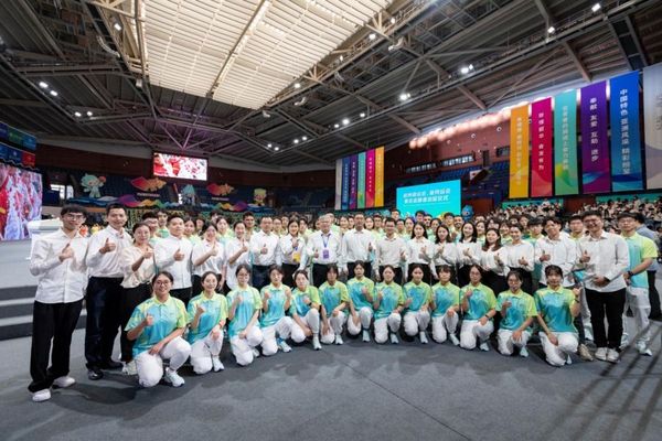 浙江工業大學留學生穆斯塔法作為國際志愿者代表在杭州亞運會、亞殘運會賽會志愿者出征儀式上發言