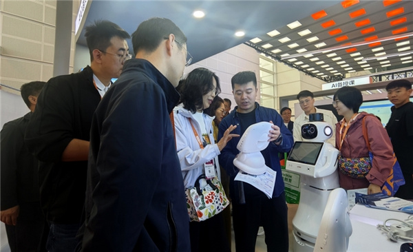 AI賦能 教育“智變”：華發教育智啟未來課堂新風尚