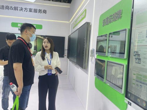 安道教育新产品组合亮相西北教装展，展示教育信息化新思路。