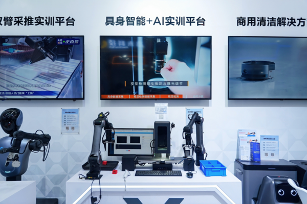 從課堂到產(chǎn)線，MAXHUB機(jī)器人教育實(shí)訓(xùn)方案攜亮相WRC2026