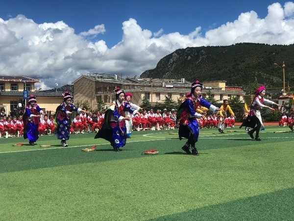俞敏洪回訪香格里拉新東方希望小學 為學校捐贈教學設備