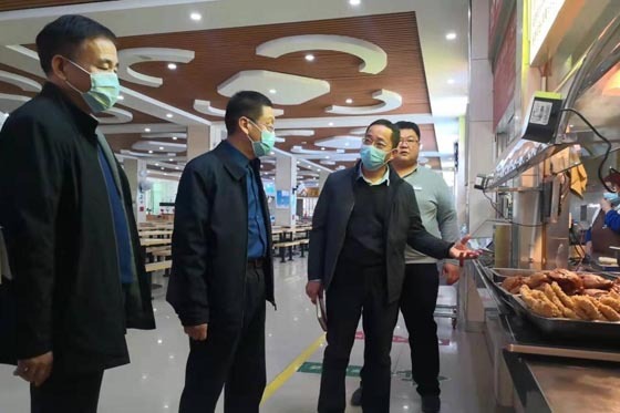 河南工學院領導深入餐廳宿舍檢查