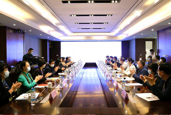 云南省政協、省人大領導到昆明理工大學視察高考評卷工作
