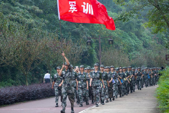 樂山師范學院舉行2022級學生軍訓戰備行軍拉練