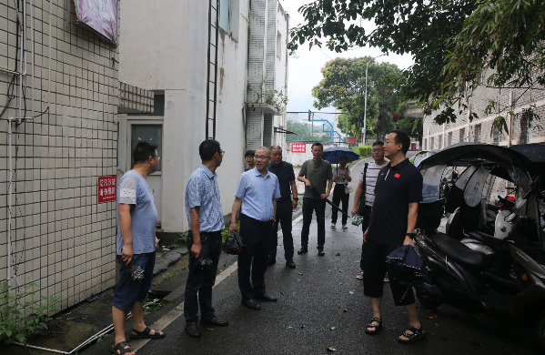 四川農業大學副校長丁林檢查防汛工作