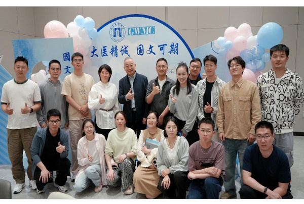 大连医科大学师生代表赴国文医疗集团开展就业实践走访活动