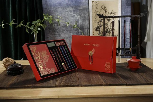 實力顏值雙爆表 晨光文具攜故宮文化推出“金榜題名”文具套裝