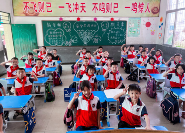 愛心助學，情暖“六一”丨博士有成對岑溪市大公小學捐資助學