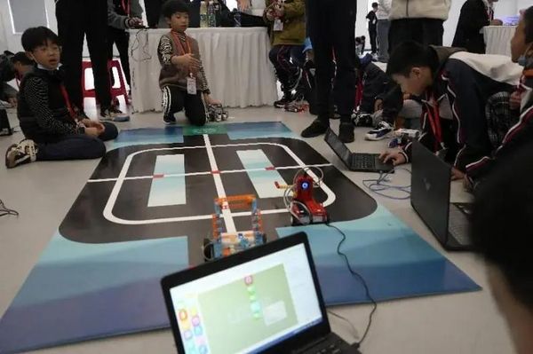 蘇州市吳中區第五屆創客、人工智能、機器人競賽及優秀自制玩教具評選活動順利舉行