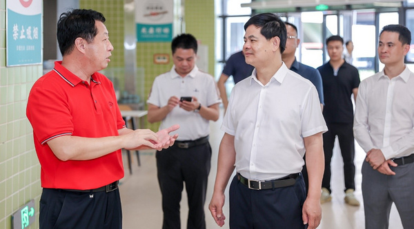 攜手共塑智慧教育，齊心集團董事長陳欽鵬一行赴深圳市龍津中學參觀交流