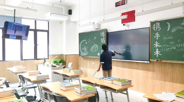 攜手共塑智慧教育，齊心集團董事長陳欽鵬一行赴深圳市龍津中學參觀交流