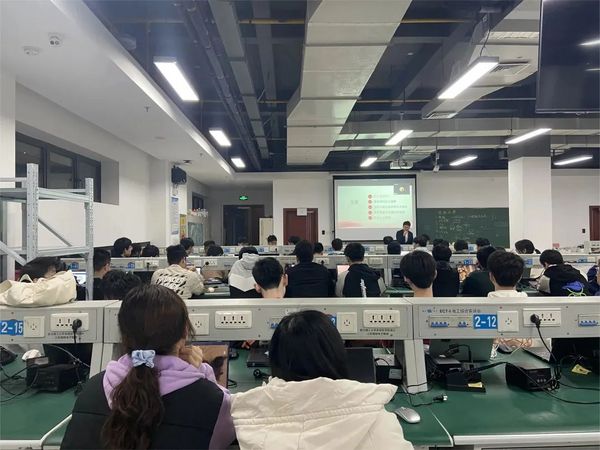 龙芯中科与武汉理工大学联合开展嵌入式培训活动