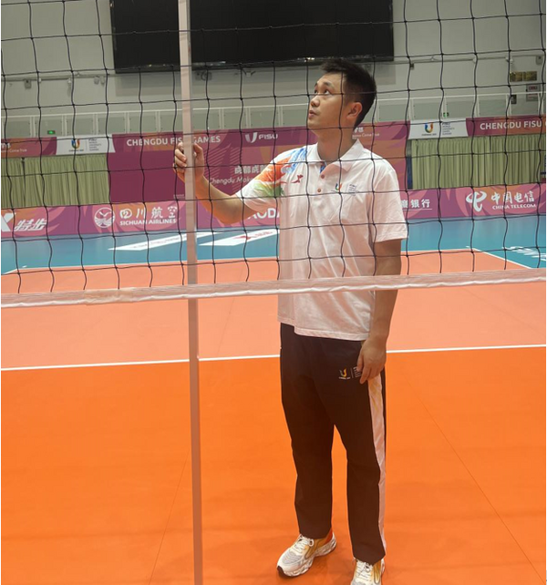 西南石油大學體育專業教師服務大運會奉獻大運會