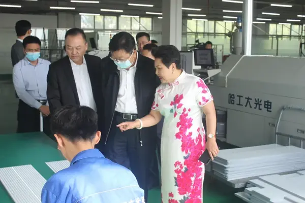 哈爾濱政協主席秦恩亭蒞臨哈工大光電調研