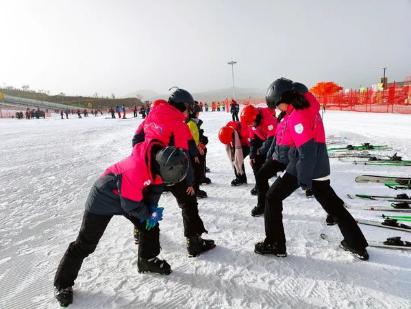 冰雪运动进校园 | 一起走进呼和浩特市中小学滑雪研学实践活动