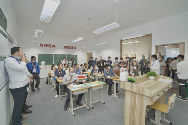雷士照明攜“智慧校園”亮相教育裝備展，守護青少年光健康未來