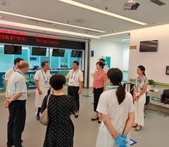成都体育学院校领导看望学校驻大运村医疗保障人员