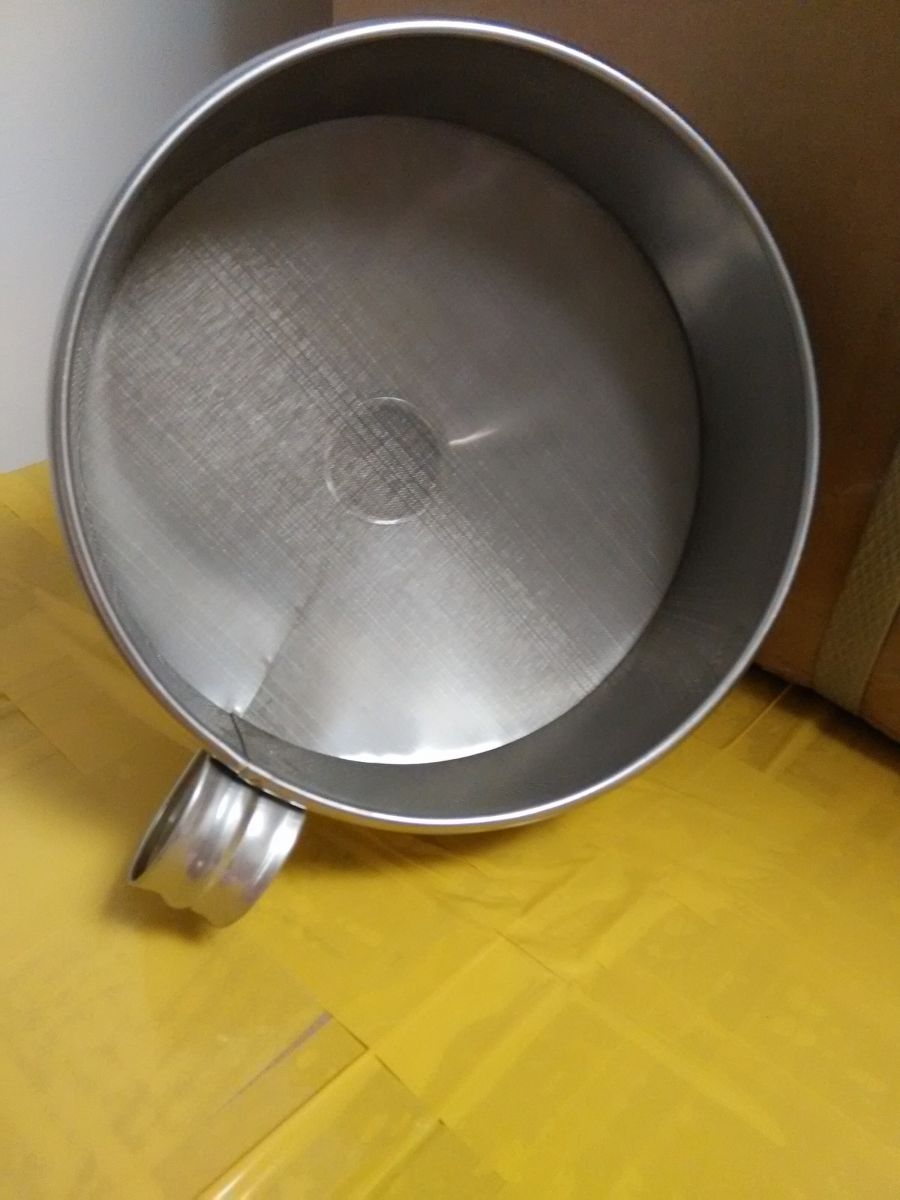 不锈钢过滤漏斗125*180（mm）尺寸有：125*180（mm）。150*180（mm）.150*200（mm） 其他尺寸可以定做