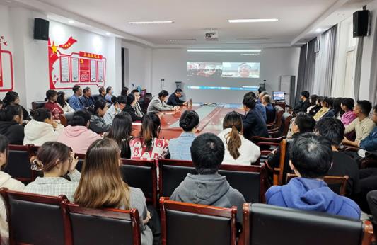 周磊教授应邀为淮北师范大学物理与电子信息学院师生作学术报告